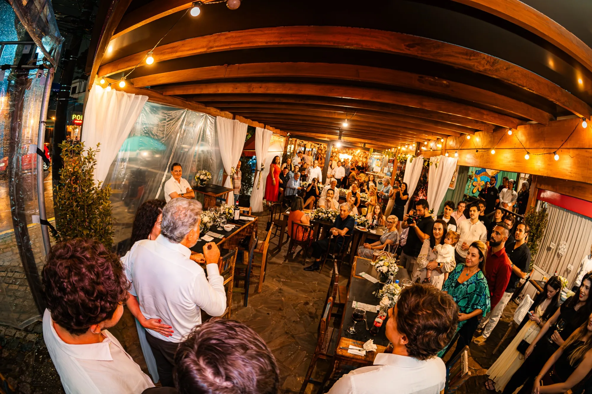 Salão da Cantina cheio de convidados numa festa de bodas