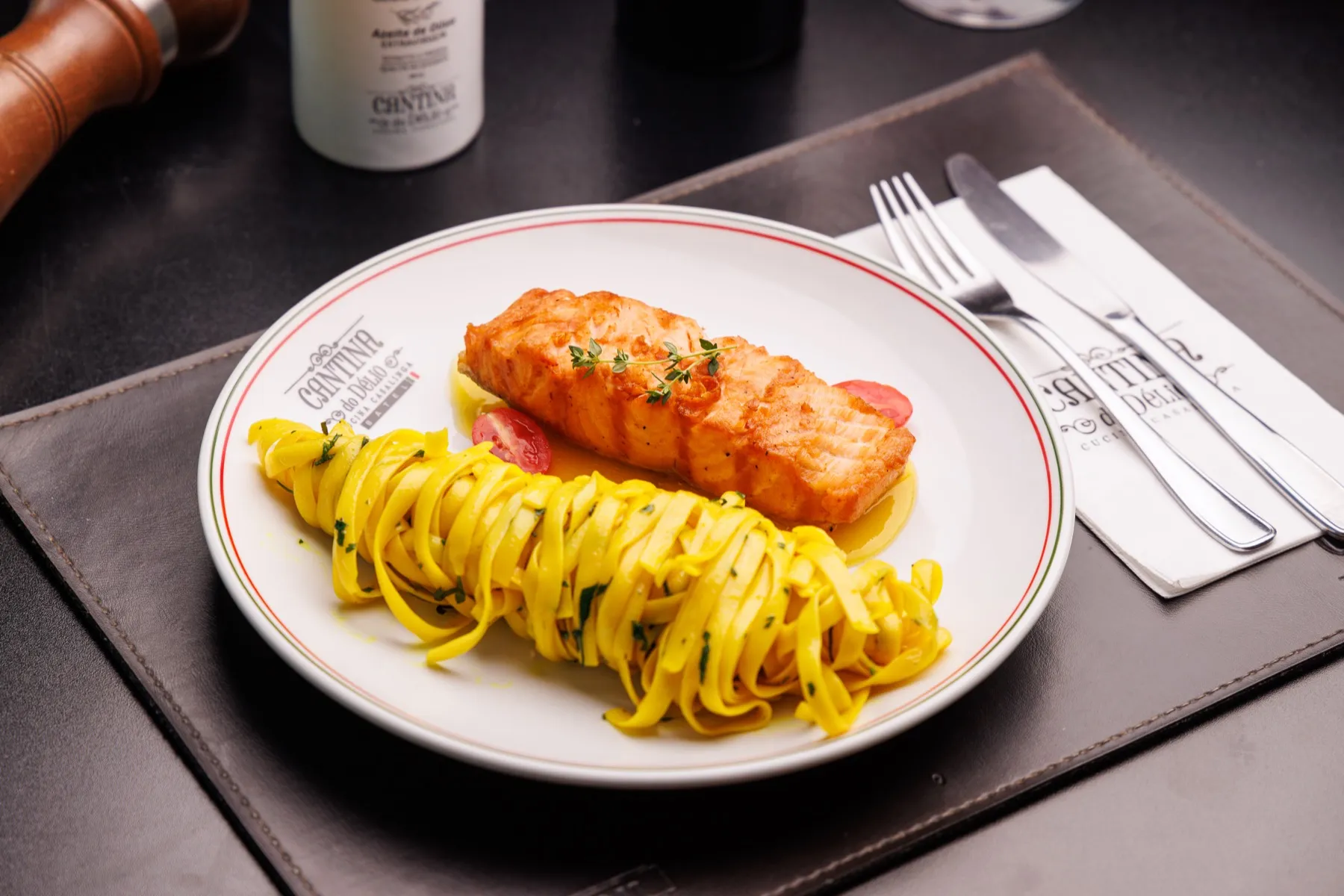 Tagliatelle com salmão do menu do festival