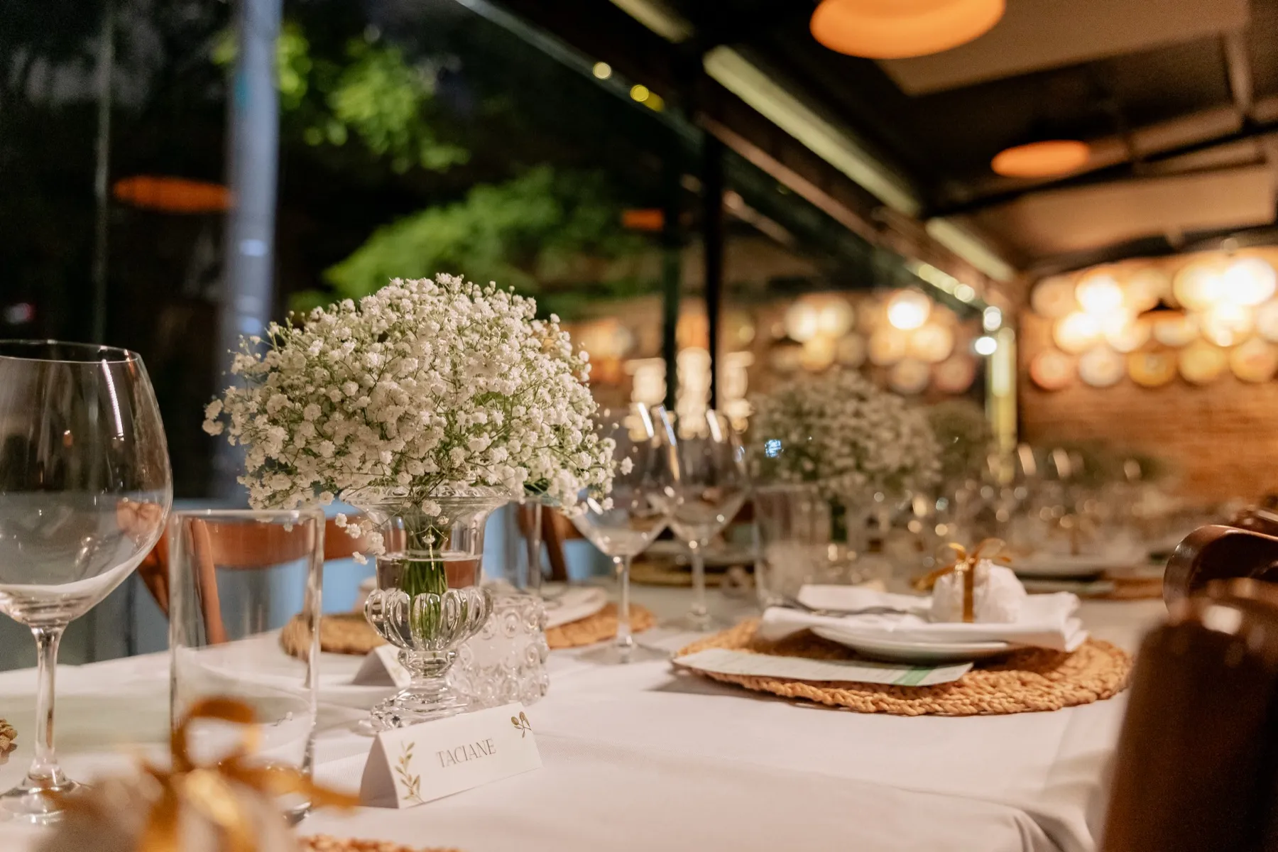 Mesa posta com flores para os convidados