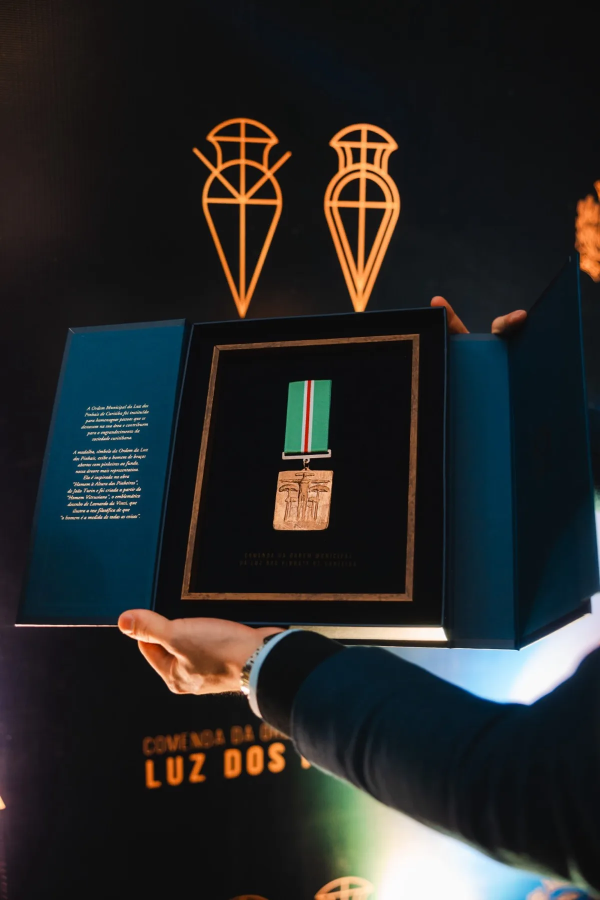 A medalha, inspirada na obra “Homem à Altura dos Pinheiros”, de João Turin