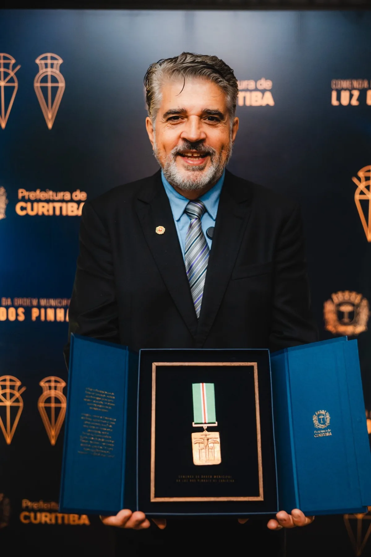 Délio com a medalha da Ordem da Luz dos Pinhais