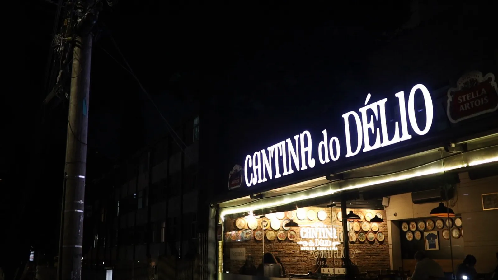 Letreiro aceso da Cantina do Délio no Batel