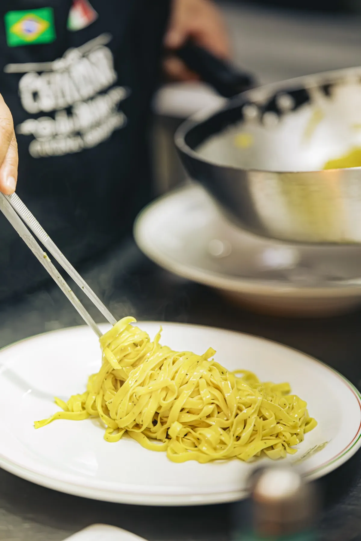Garfo enrolando tagliatelle amarelo