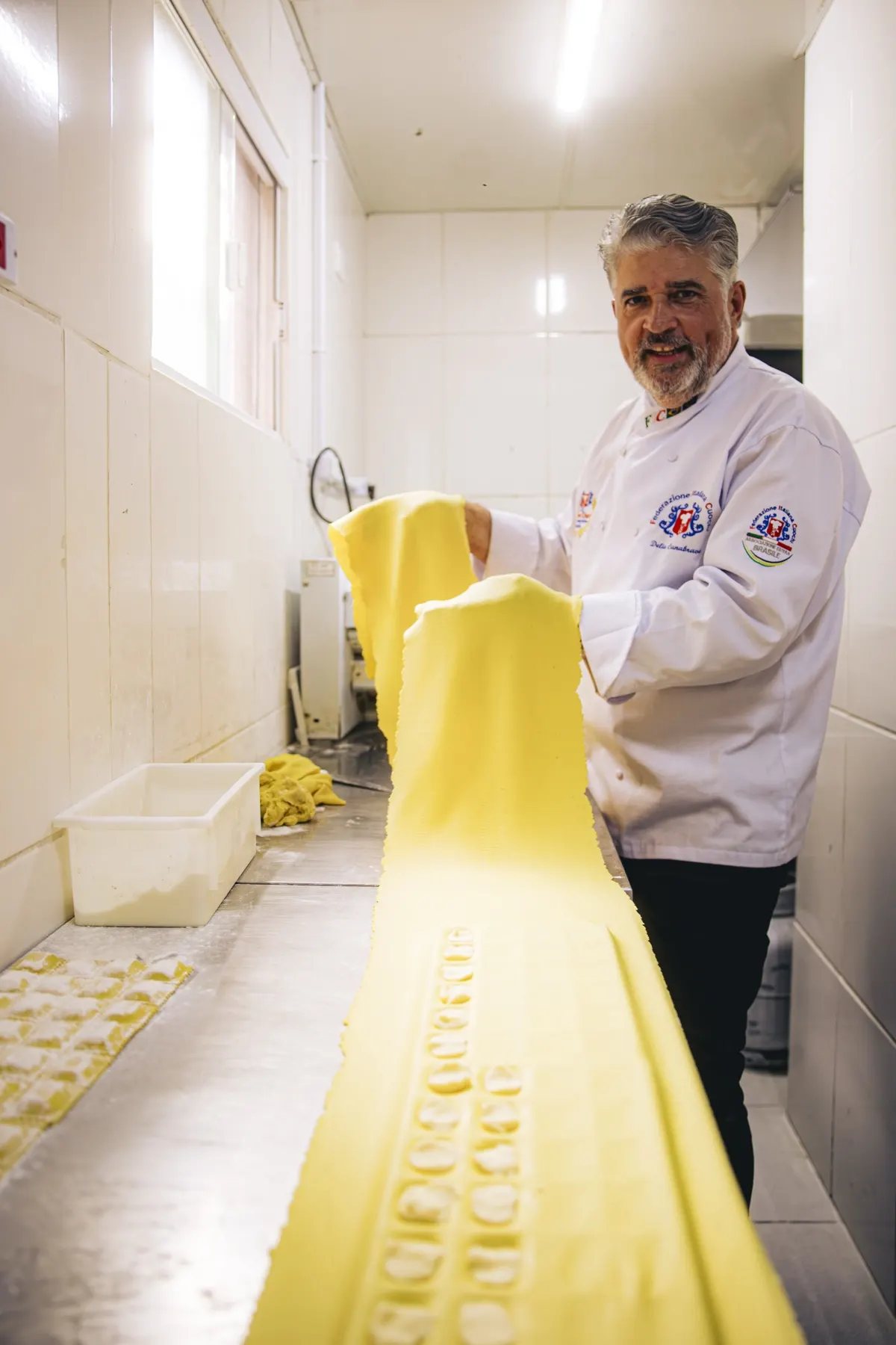 Délio esticando a folha de massa
