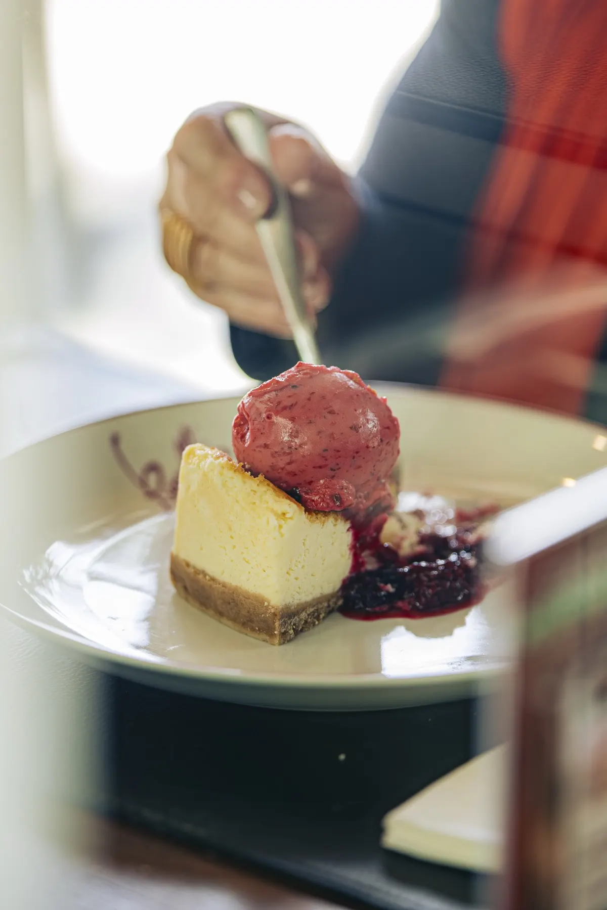Cheesecake com sorvete de frutas vermelhas