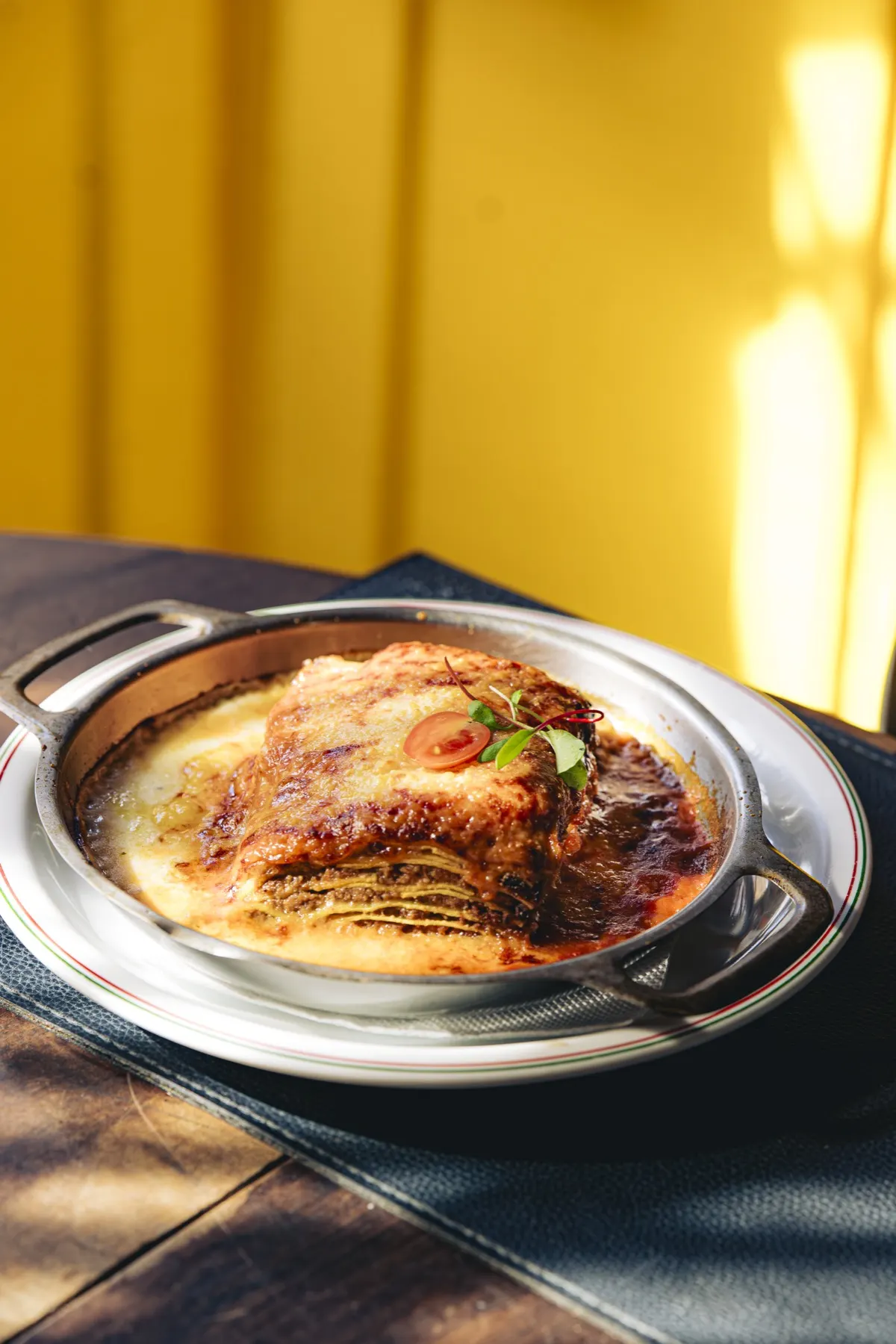 Lasanha gratinada na travessa